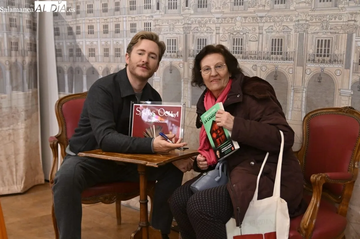 Pablo Rivero ha firmado ejemplares de 'La canguro' en la librería Santos Ochoa de Salamanca