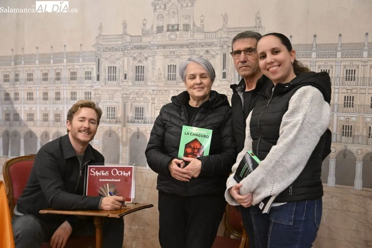 Pablo Rivero ha firmado ejemplares de 'La canguro' en la librería Santos Ochoa de Salamanca