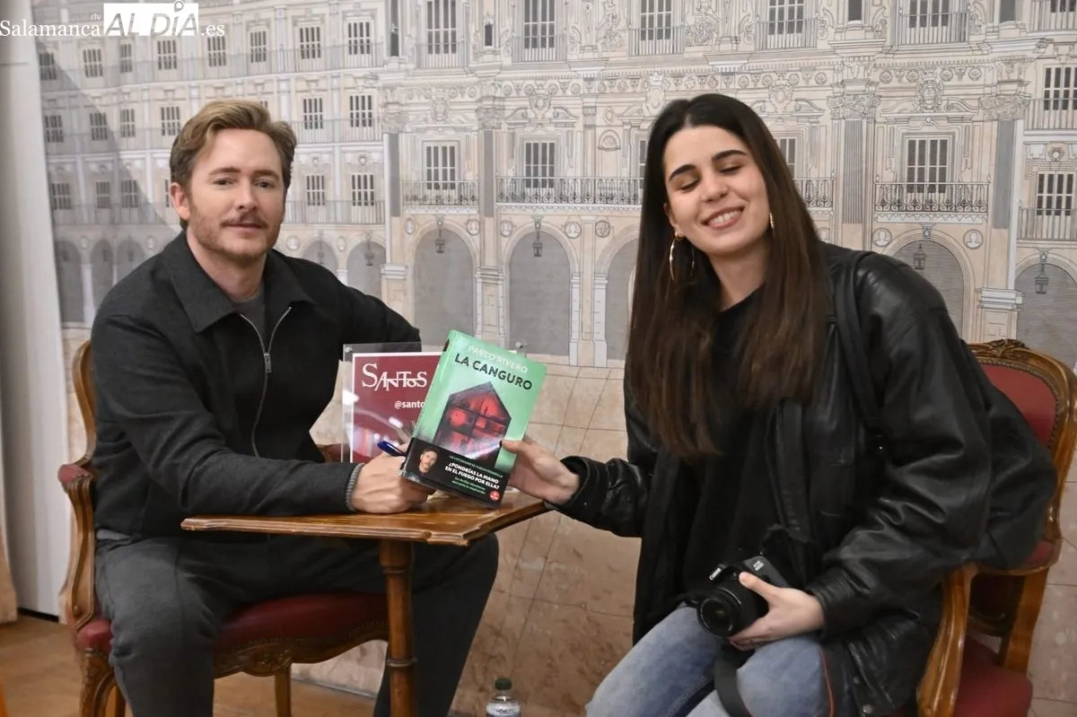 Pablo Rivero ha firmado ejemplares de 'La canguro' en la librería Santos Ochoa de Salamanca