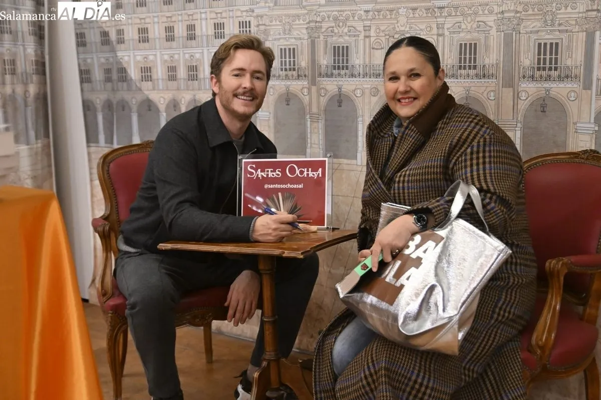Pablo Rivero ha firmado ejemplares de 'La canguro' en la librería Santos Ochoa de Salamanca