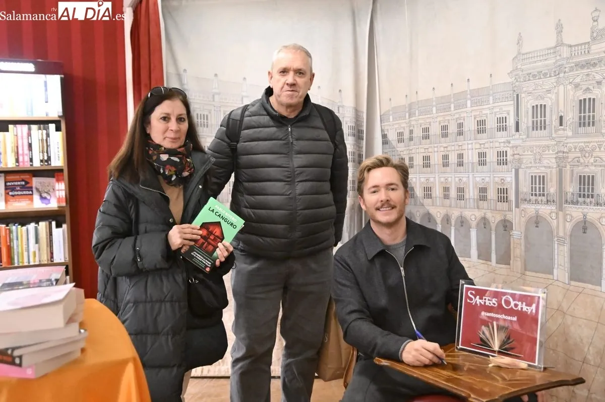 Pablo Rivero ha firmado ejemplares de 'La canguro' en la librería Santos Ochoa de Salamanca