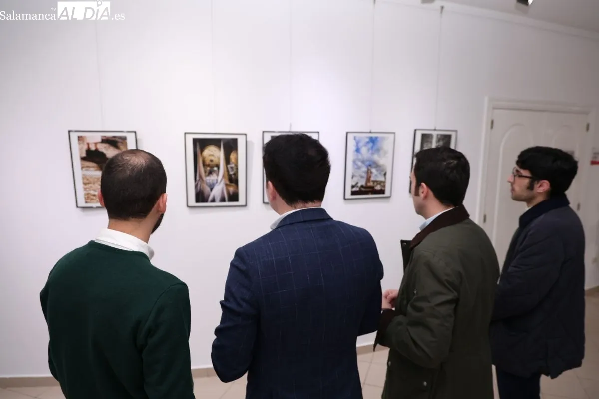 El Espacio Joven acoge la exposición fotográfica cofrade de Javier Barco sobre la Semana Santa. Foto de David Sañudo