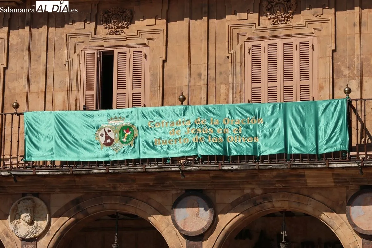 Salamanca comienza a instalar los elementos decorativos tradicionales de la Semana Santa, además de acondicionar el pavimento de vías por donde transcurren las procesiones. Fotos: David Sañudo