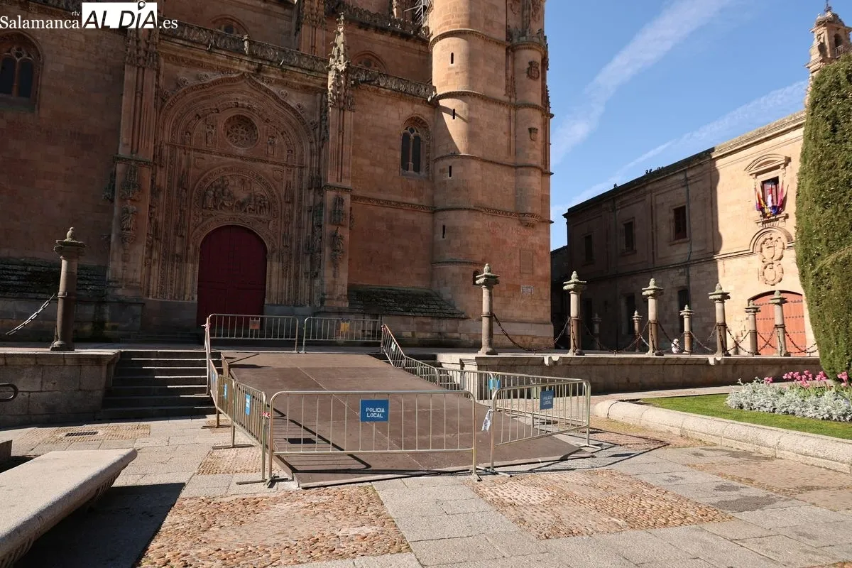 Salamanca comienza a instalar los elementos decorativos tradicionales de la Semana Santa, además de acondicionar el pavimento de vías por donde transcurren las procesiones. Fotos: David Sañudo