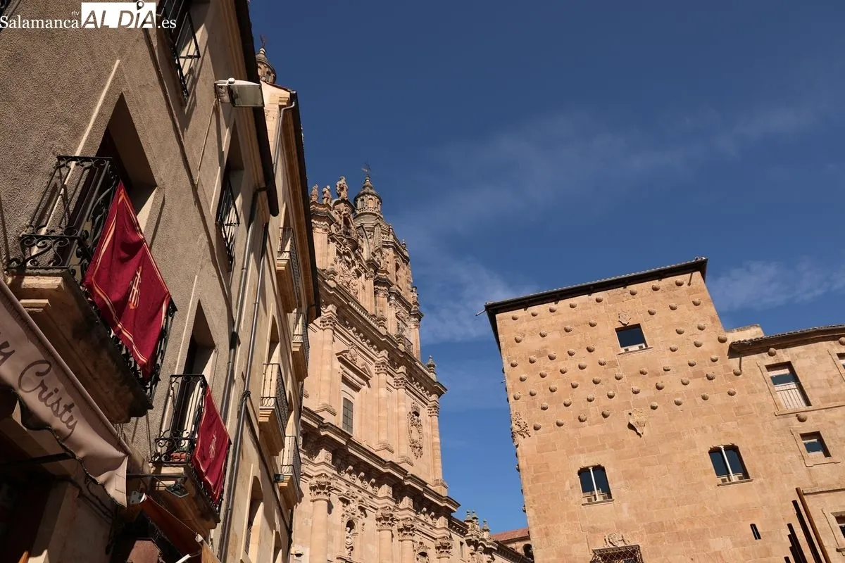 Salamanca comienza a instalar los elementos decorativos tradicionales de la Semana Santa, además de acondicionar el pavimento de vías por donde transcurren las procesiones. Fotos: David Sañudo