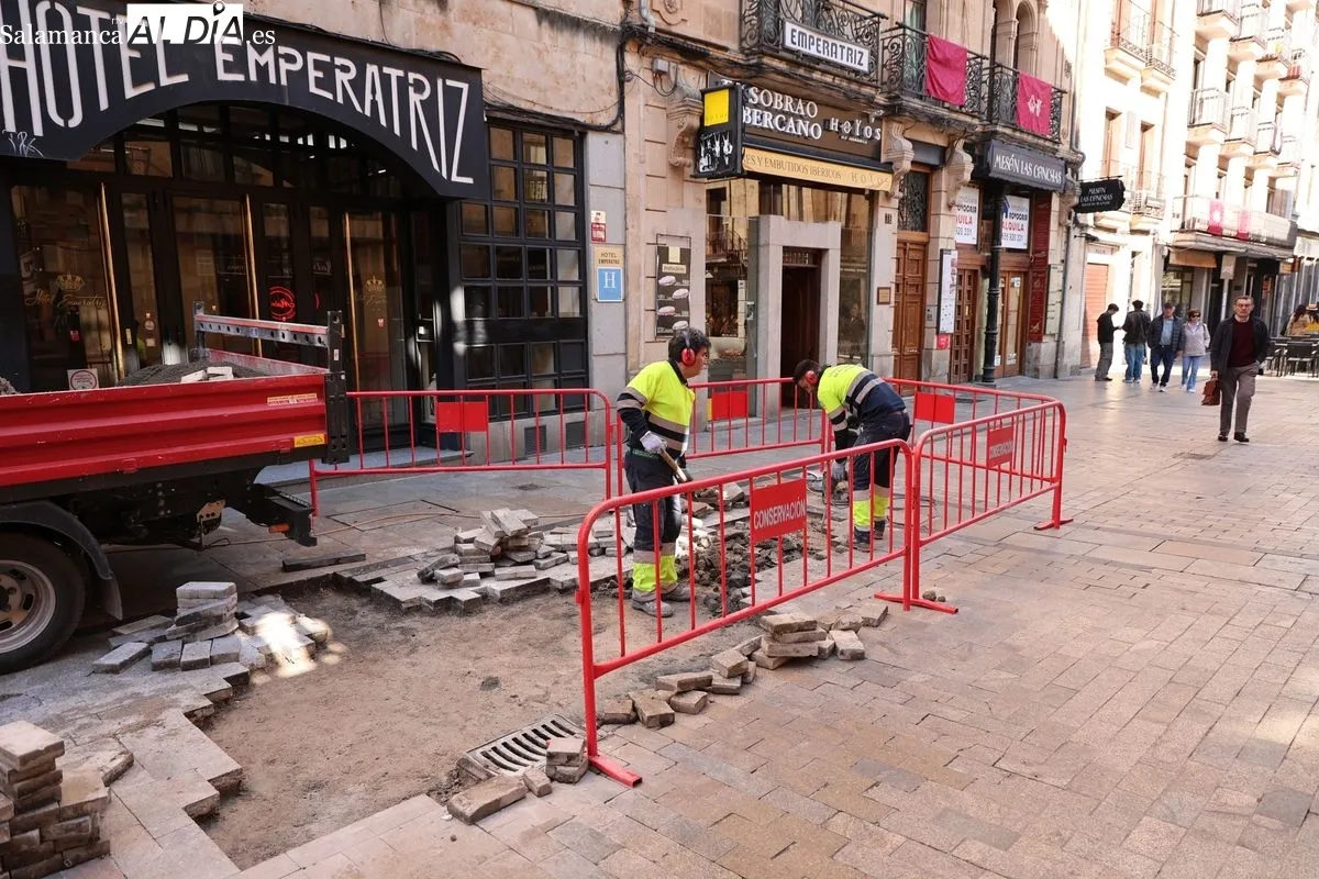 Salamanca comienza a instalar los elementos decorativos tradicionales de la Semana Santa, además de acondicionar el pavimento de vías por donde transcurren las procesiones. Fotos: David Sañudo