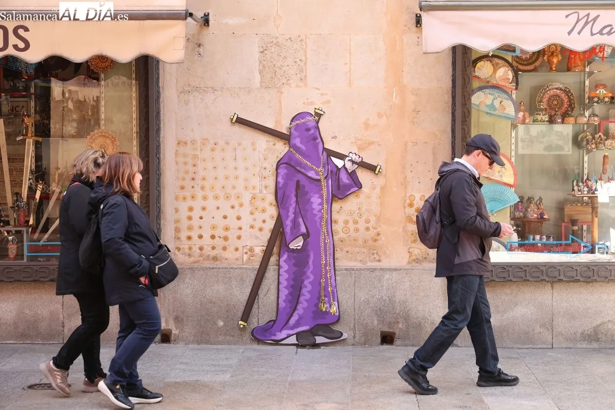 Salamanca comienza a instalar los elementos decorativos tradicionales de la Semana Santa, además de acondicionar el pavimento de vías por donde transcurren las procesiones. Fotos: David Sañudo