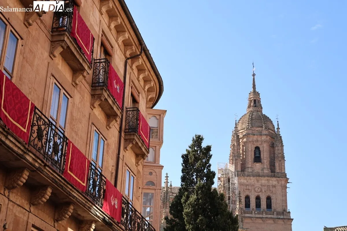 Salamanca comienza a instalar los elementos decorativos tradicionales de la Semana Santa, además de acondicionar el pavimento de vías por donde transcurren las procesiones. Fotos: David Sañudo