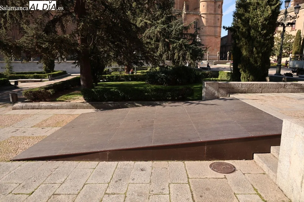 Salamanca comienza a instalar los elementos decorativos tradicionales de la Semana Santa, además de acondicionar el pavimento de vías por donde transcurren las procesiones. Fotos: David Sañudo