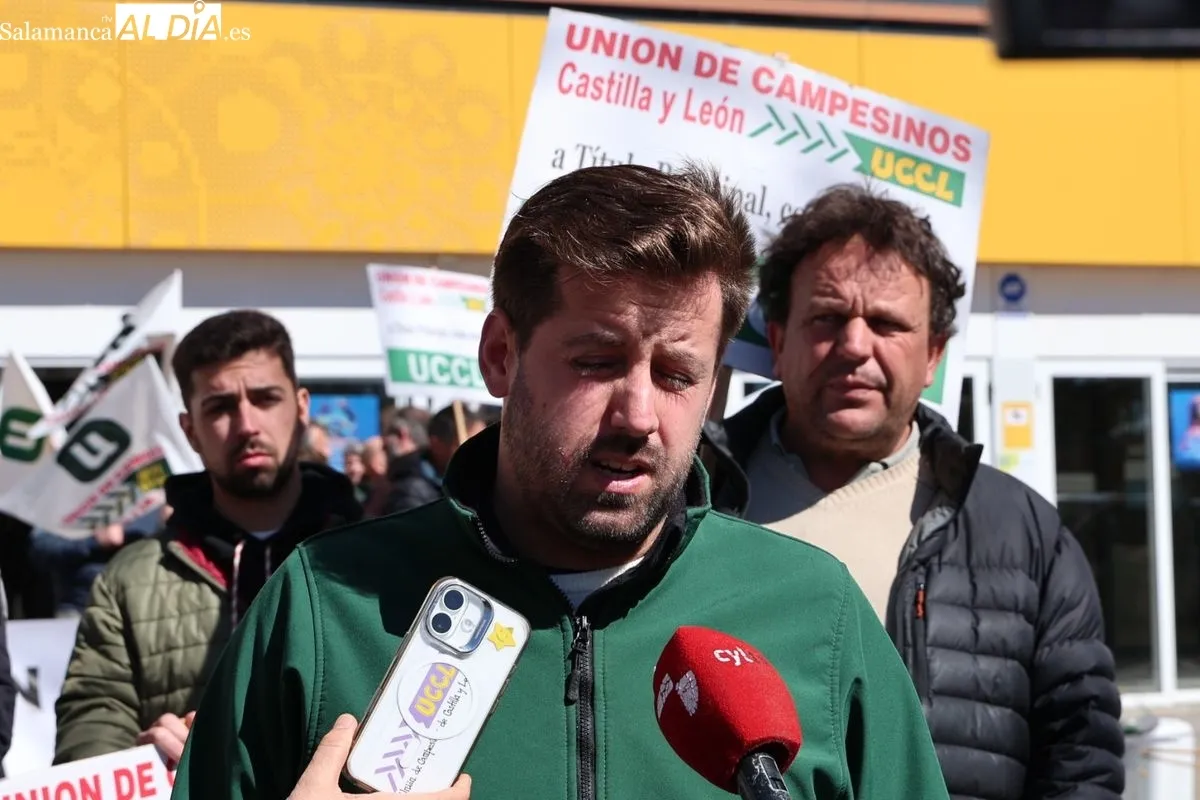 Protesta de los ganaderos, convocados por UCCL, en el aparcamiento del hipermercado Carrefour de Salamanca. Foto de David Sañudo