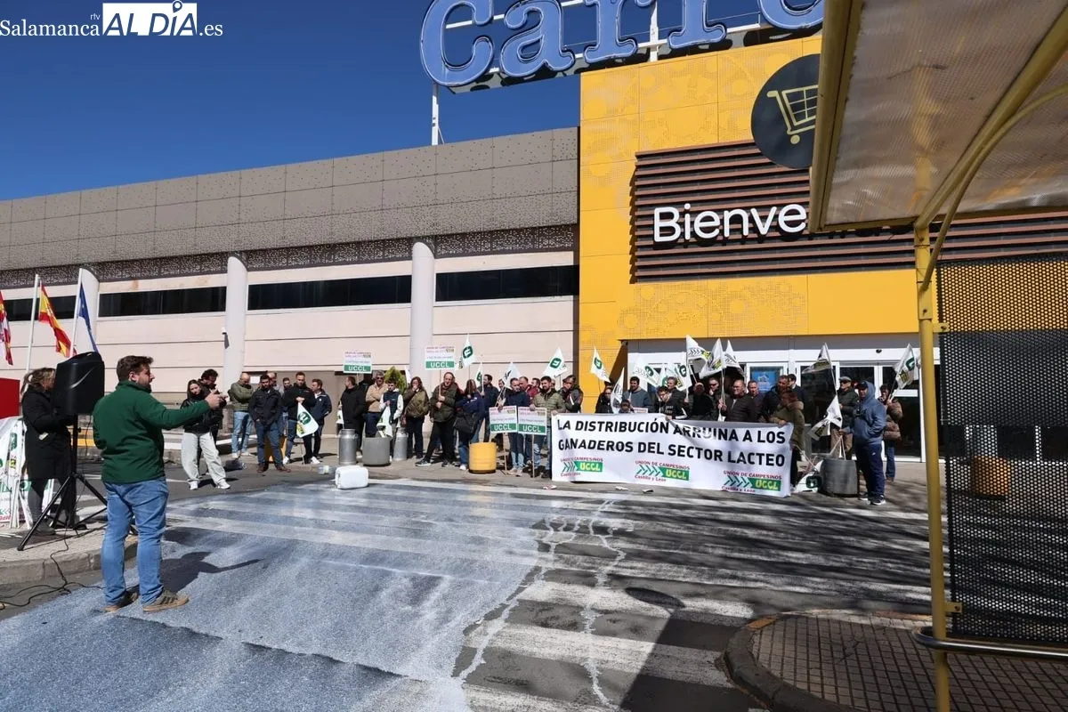 Protesta de los ganaderos, convocados por UCCL, en el aparcamiento del hipermercado Carrefour de Salamanca. Foto de David Sañudo