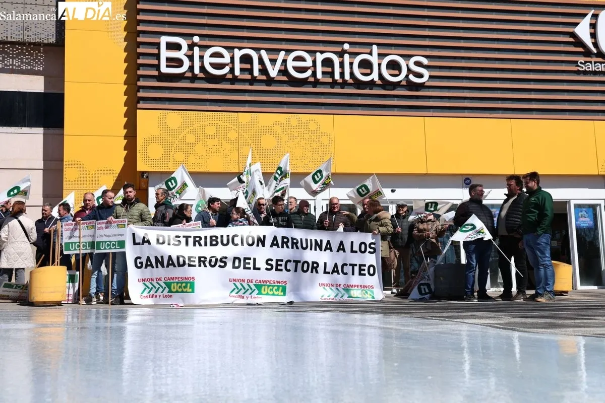 Protesta de los ganaderos, convocados por UCCL, en el aparcamiento del hipermercado Carrefour de Salamanca. Foto de David Sañudo