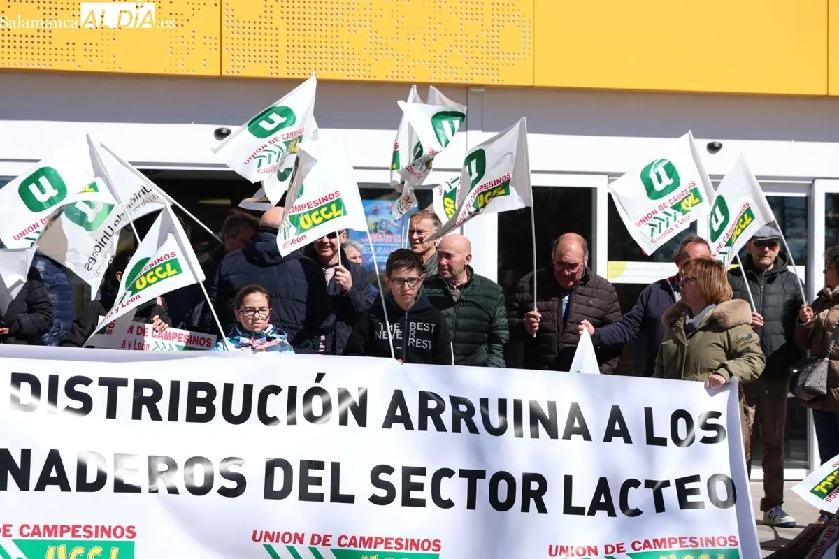 Protesta de los ganaderos, convocados por UCCL, en el aparcamiento del hipermercado Carrefour de Salamanca. Foto de David Sañudo