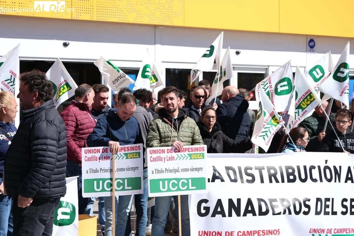 Protesta de los ganaderos, convocados por UCCL, en el aparcamiento del hipermercado Carrefour de Salamanca. Foto de David Sañudo