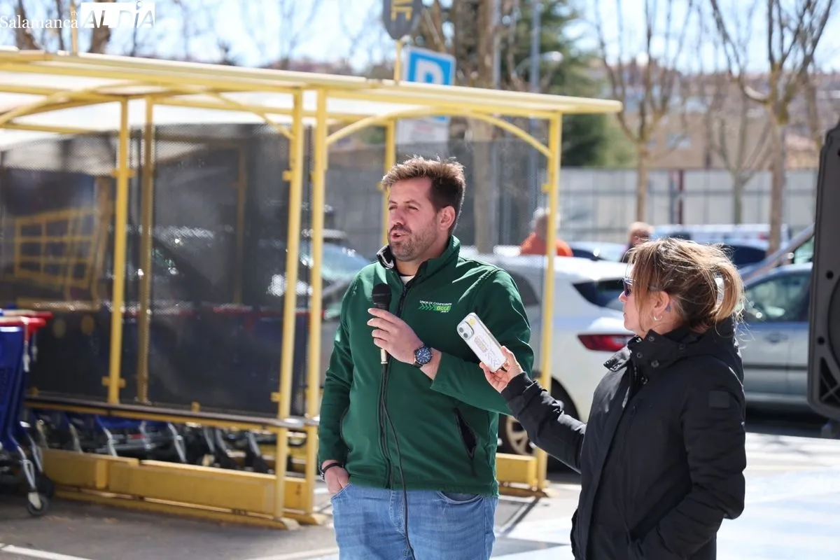 Protesta de los ganaderos, convocados por UCCL, en el aparcamiento del hipermercado Carrefour de Salamanca. Foto de David Sañudo