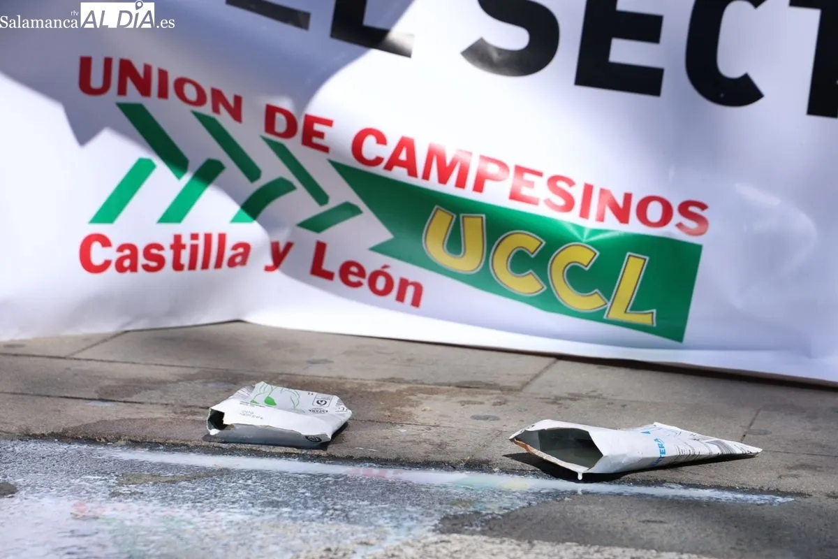 Protesta de los ganaderos, convocados por UCCL, en el aparcamiento del hipermercado Carrefour de Salamanca. Foto de David Sañudo