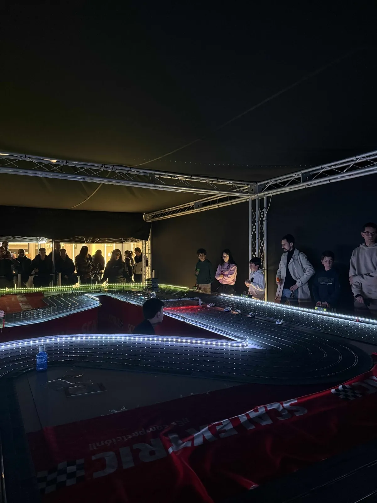 Foto 2 - El circuito nocturno de Scalextric en El Tormes re&uacute;ne a 500 participantes