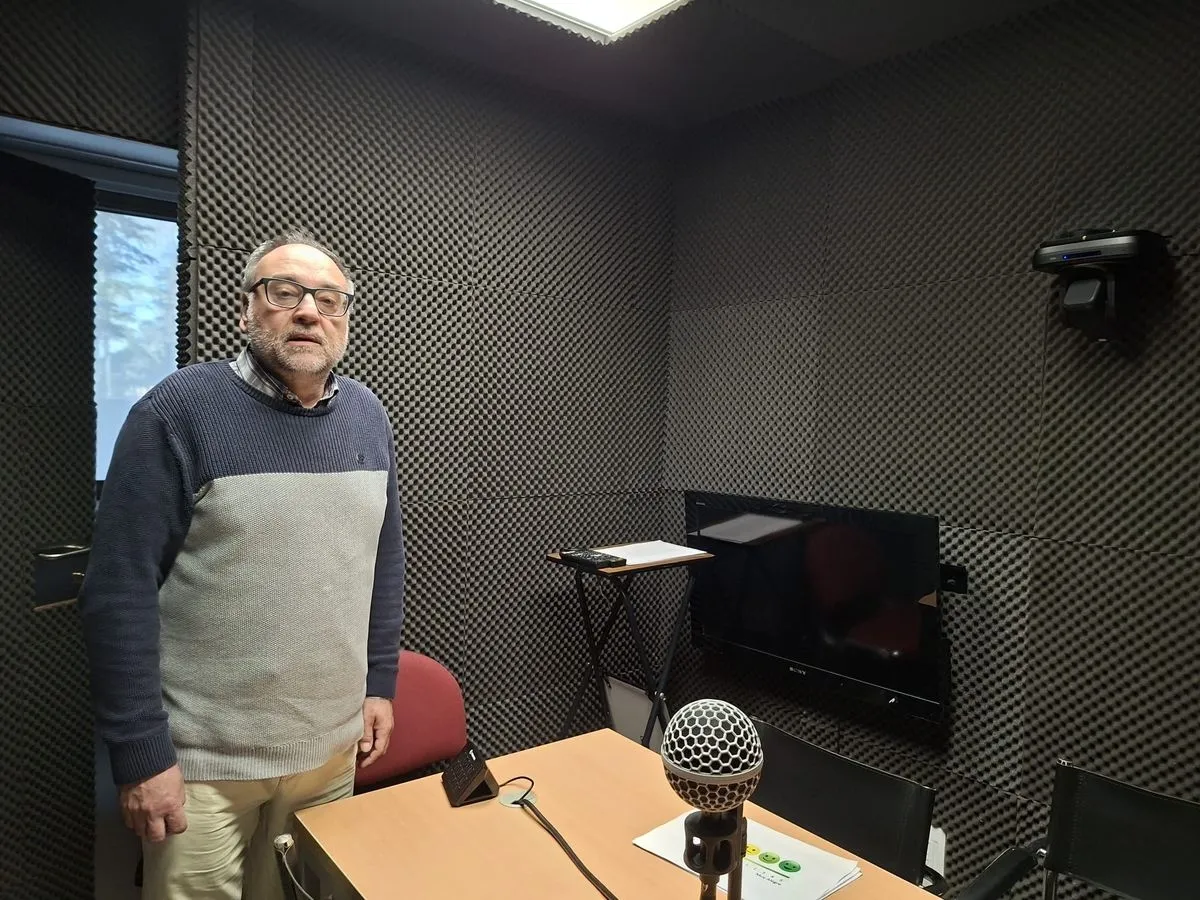 Sala con el dispositivo que analiza la voz para diagnosticar demencias