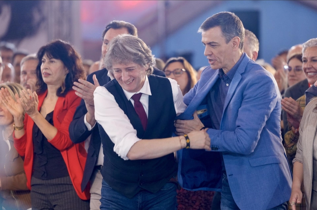 VÍDEOS | Pedro Sánchez arropa a Carlos Martínez en el cierre de campaña del PSOE