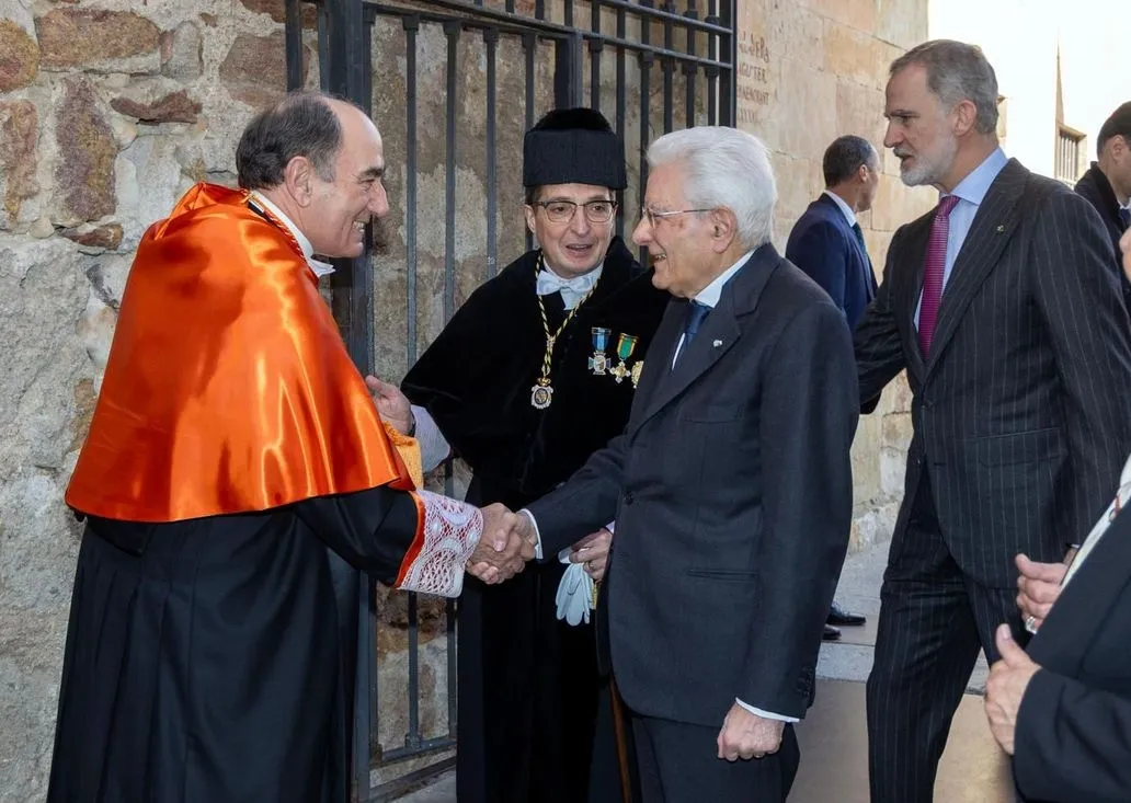 Sergio Mattarella con Ignacio Galán en el Patio de Escuelas de la USAL