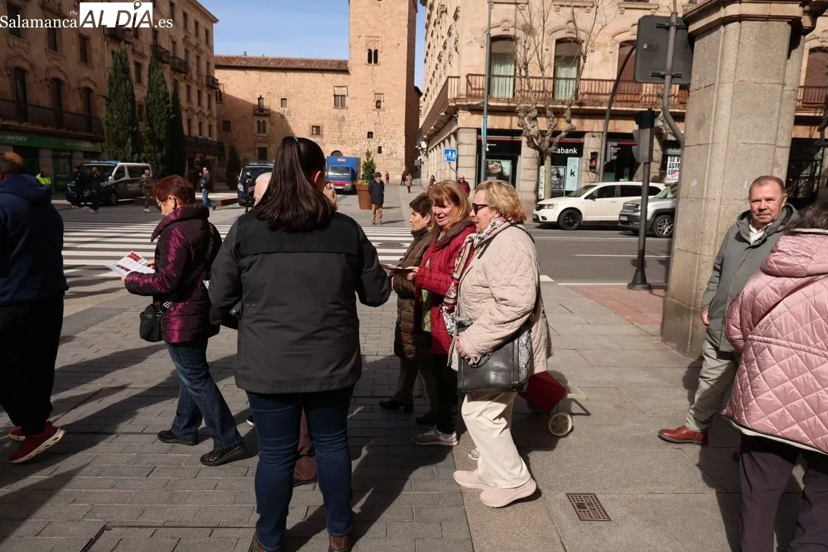 La organización agraria UPA ha repartido 700 tarrinas de fresas en la Plaza de la Constitución de Salamanca para promover el producto nacional. Foto de David Sañudo