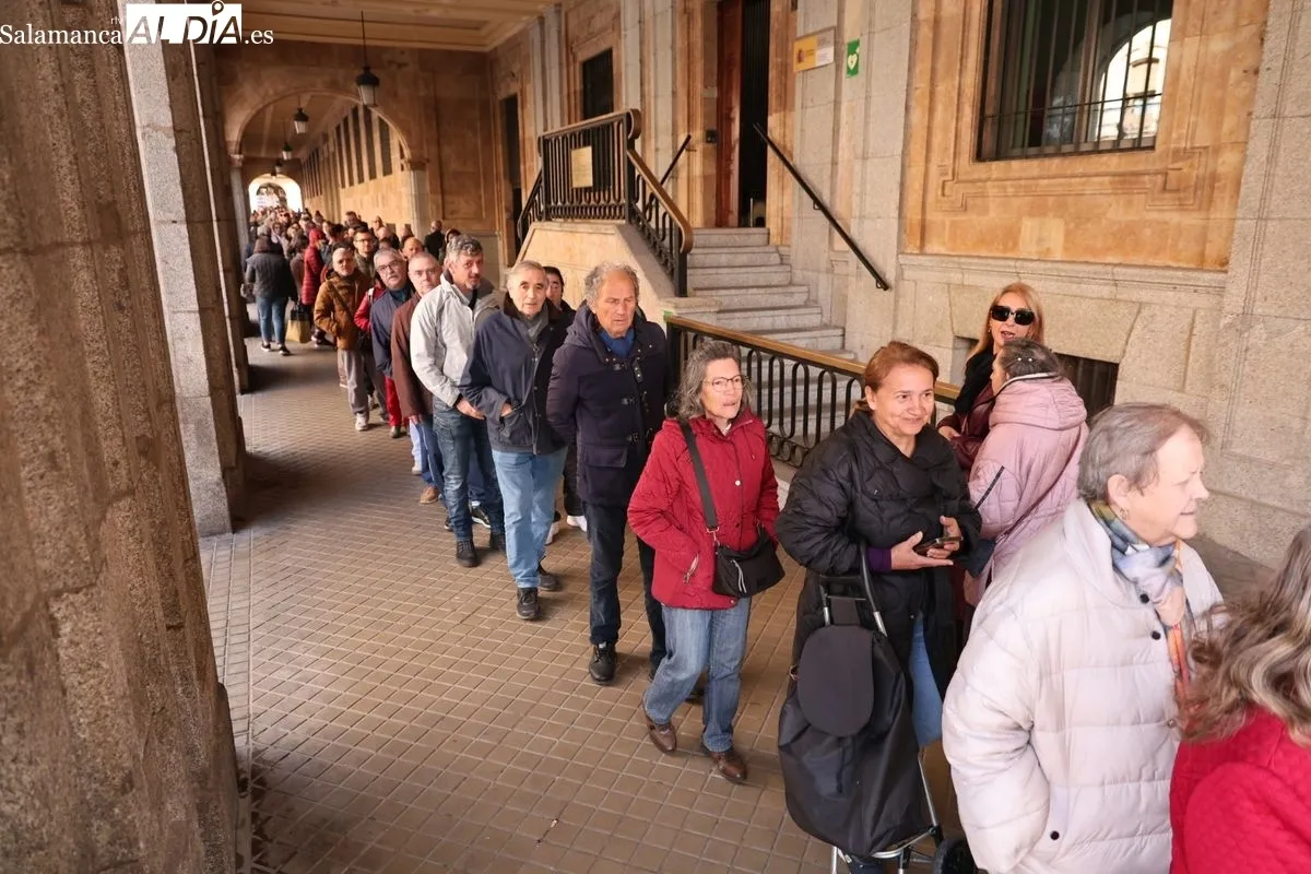 La organización agraria UPA ha repartido 700 tarrinas de fresas en la Plaza de la Constitución de Salamanca para promover el producto nacional. Foto de David Sañudo