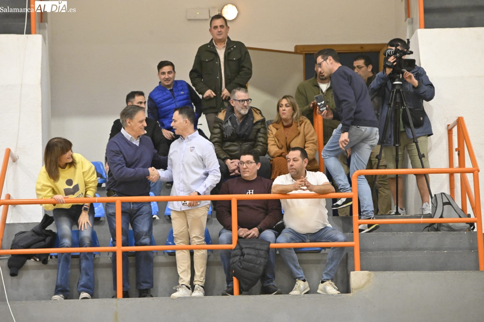 FOTOS | Gran ambiente en La Alamedilla para el derbi de fútbol sala con los presidentes del Salamanca FS y el Piensos Durán Albense juntos en el palco