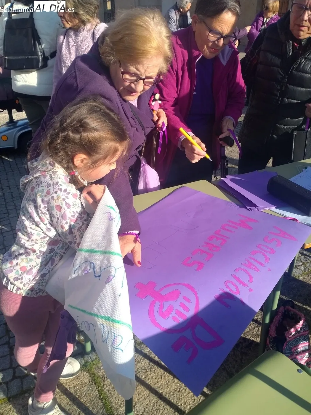 Las mujeres de La Fregeneda celebraron este domingo el Día Internacional de la Mujer / PURI SÁNCHEZ RUBIO