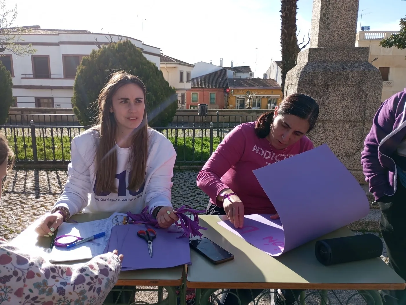 Las mujeres de La Fregeneda celebraron este domingo el Día Internacional de la Mujer / PURI SÁNCHEZ RUBIO
