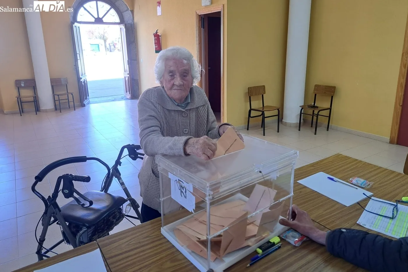 Basílica Gaspar Benito, de 103 años, acudía a votar en Olmedo de Camaces con su andador / MANUEL NICOLÁS BOGAZ