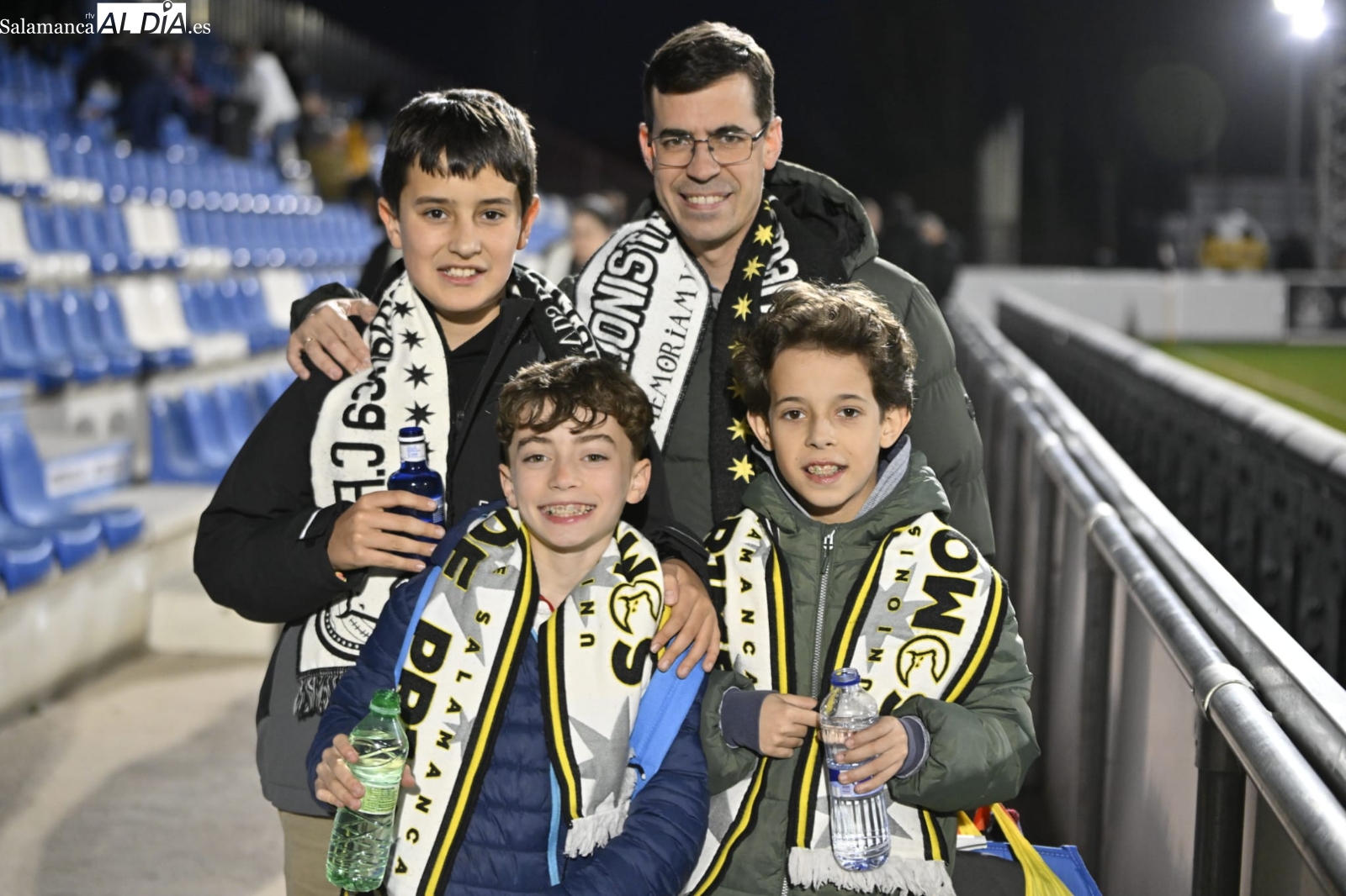 FOTOS | La afición de Unionistas acude a su cita con el Reina Sofía a pesar de la noche de electoral y el horario 