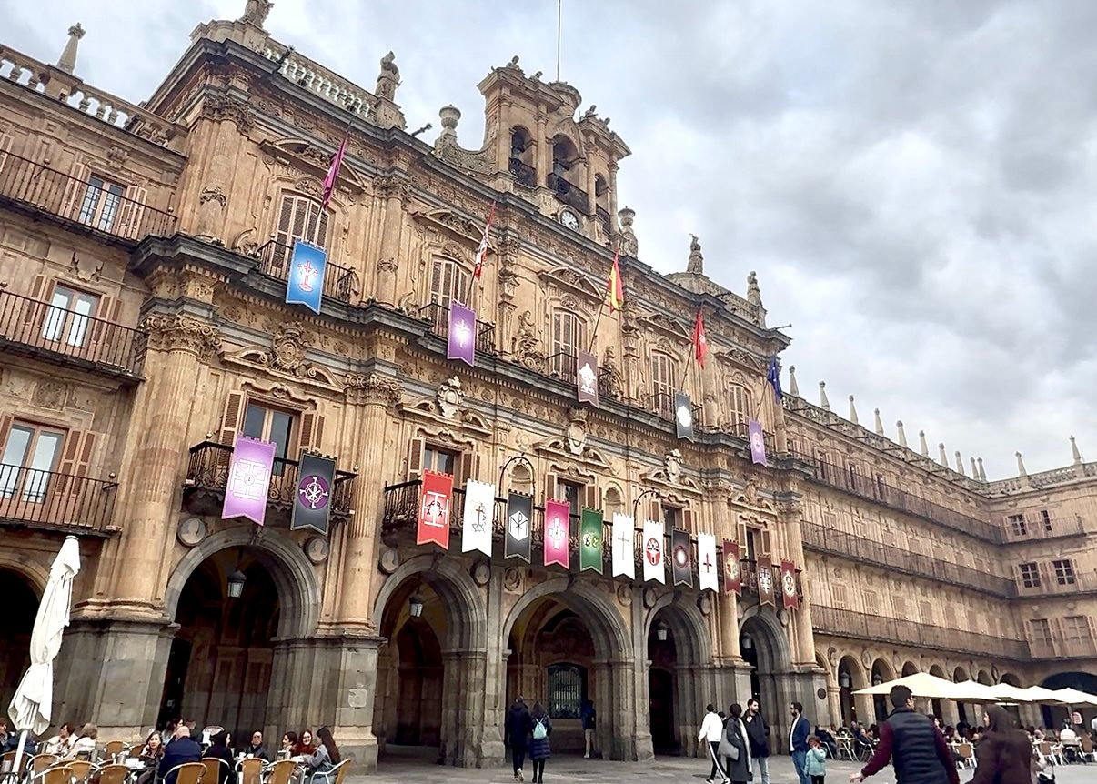 Reposteros de Semana Santa en la Plaza Mayor de Salamanca