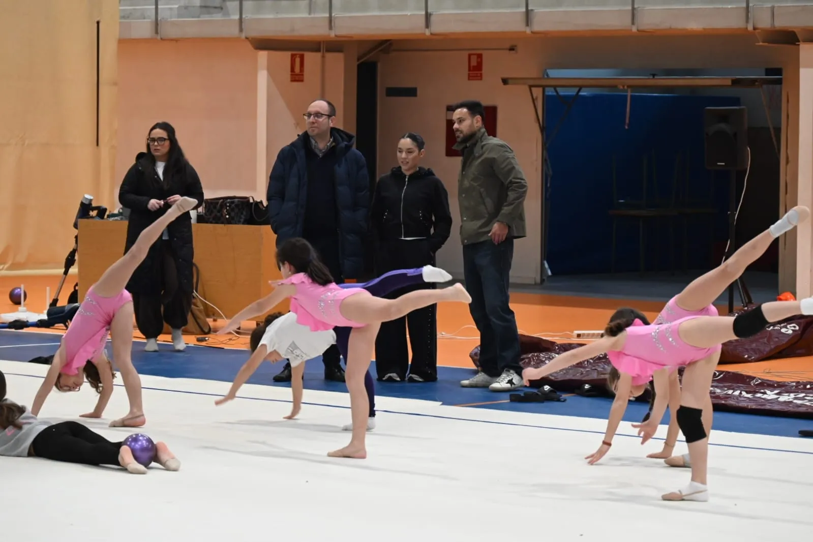 Foto 3 - El club &Iacute;taca y 350 j&oacute;venes estrenan tapiz homologado de gimnasia r&iacute;tmica
