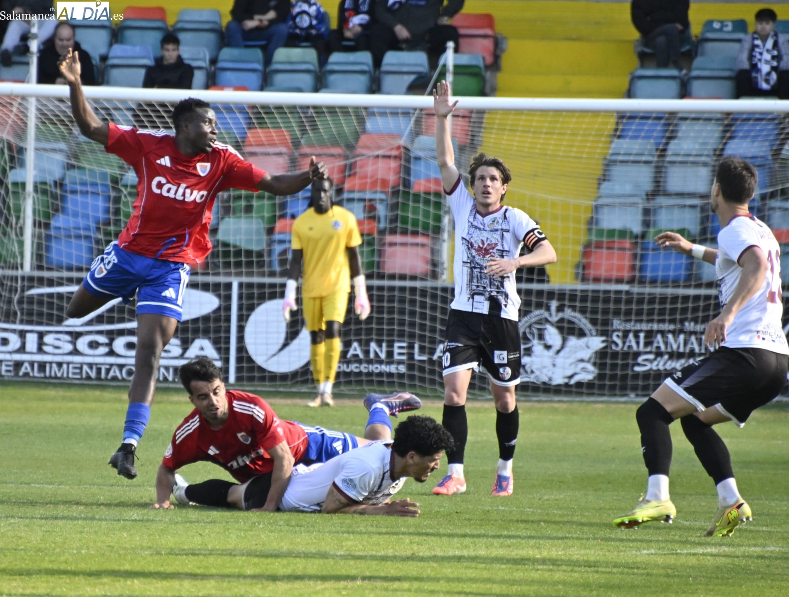 FOTOS | El Salamanca UDS ya le ve las orejas al lobo en la carrera por el playoff tras empatar con el Bergantiños (0-0)