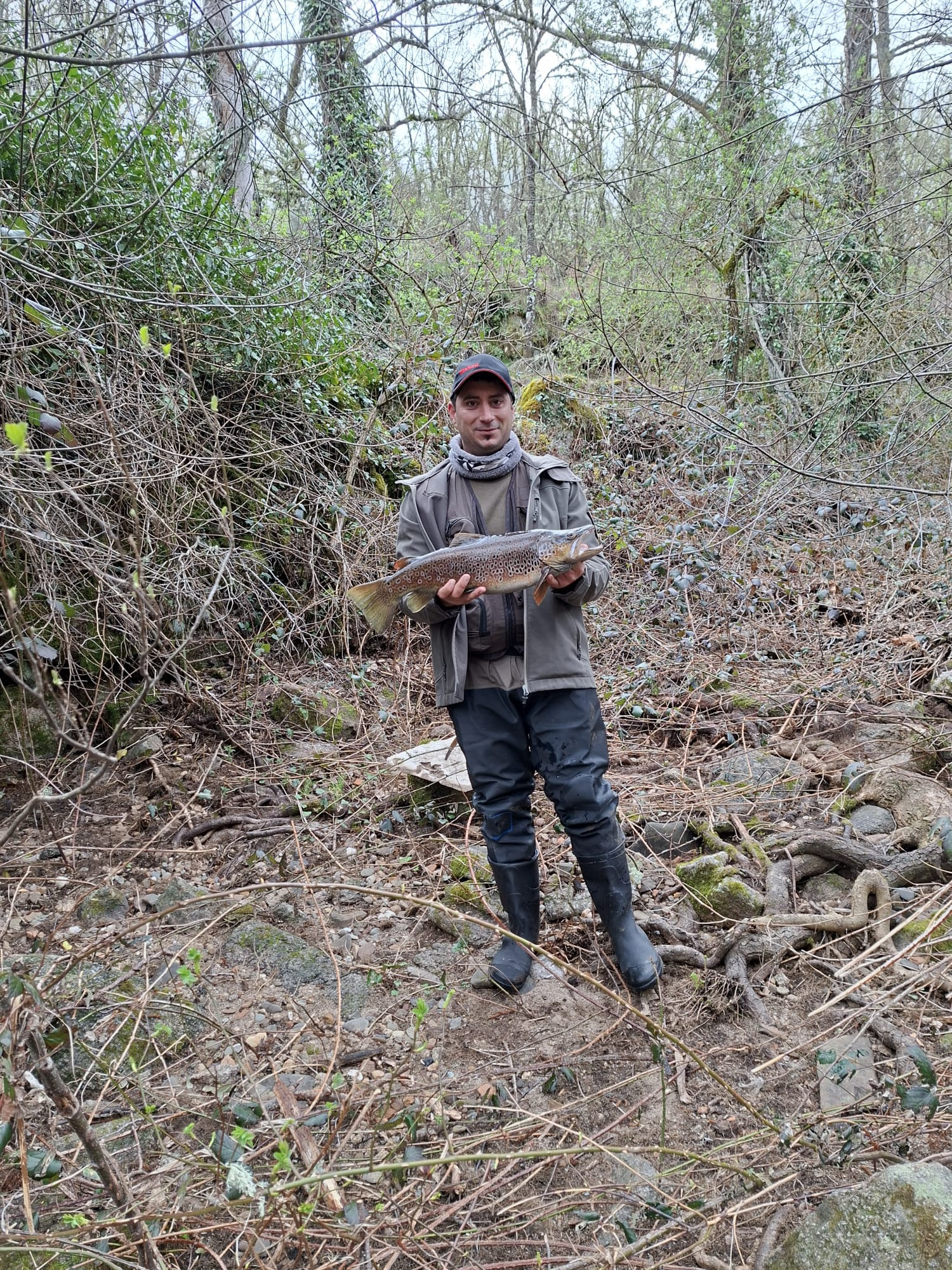 Mirobrigense captura una trucha de 2,4 kilos en el río Coa