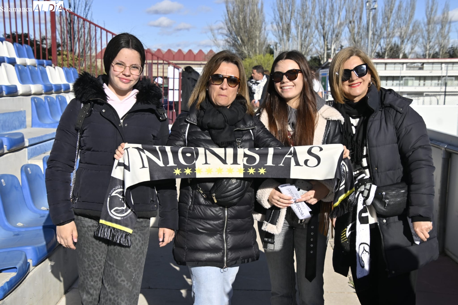 FOTOS | La afición de Unionistas no deja solo al equipo ante el Arenteiro en medio de la Semana Santa