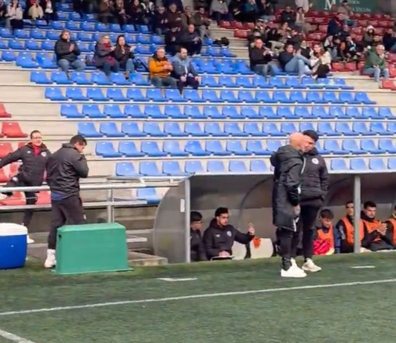 Jorge García, que tenía dos partidos de sanción, dirige en la banda el Langreo - Salamanca UDS