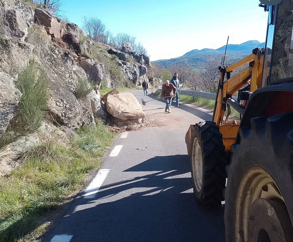 Desprendimiento de rocas en la carretera de Aldeacipreste
