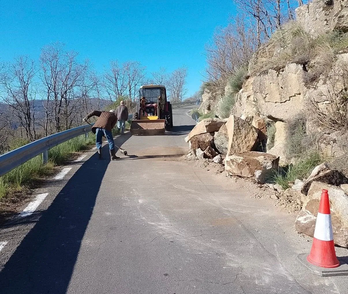 Foto 3 - Un desprendimiento de rocas obliga a cortar la carretera de Aldeacipreste durante varias horas