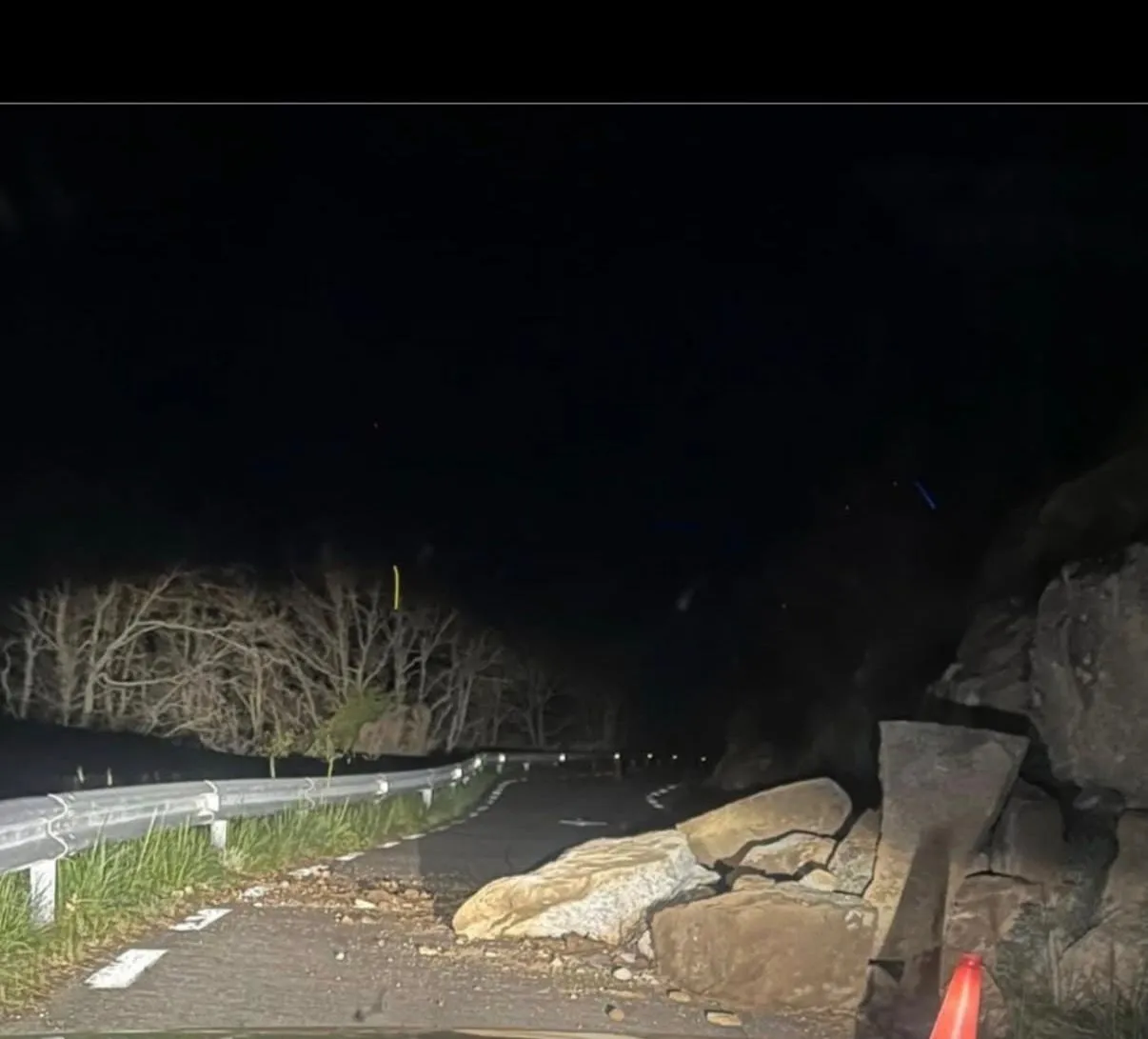 Foto 2 - Un desprendimiento de rocas obliga a cortar la carretera de Aldeacipreste durante varias horas
