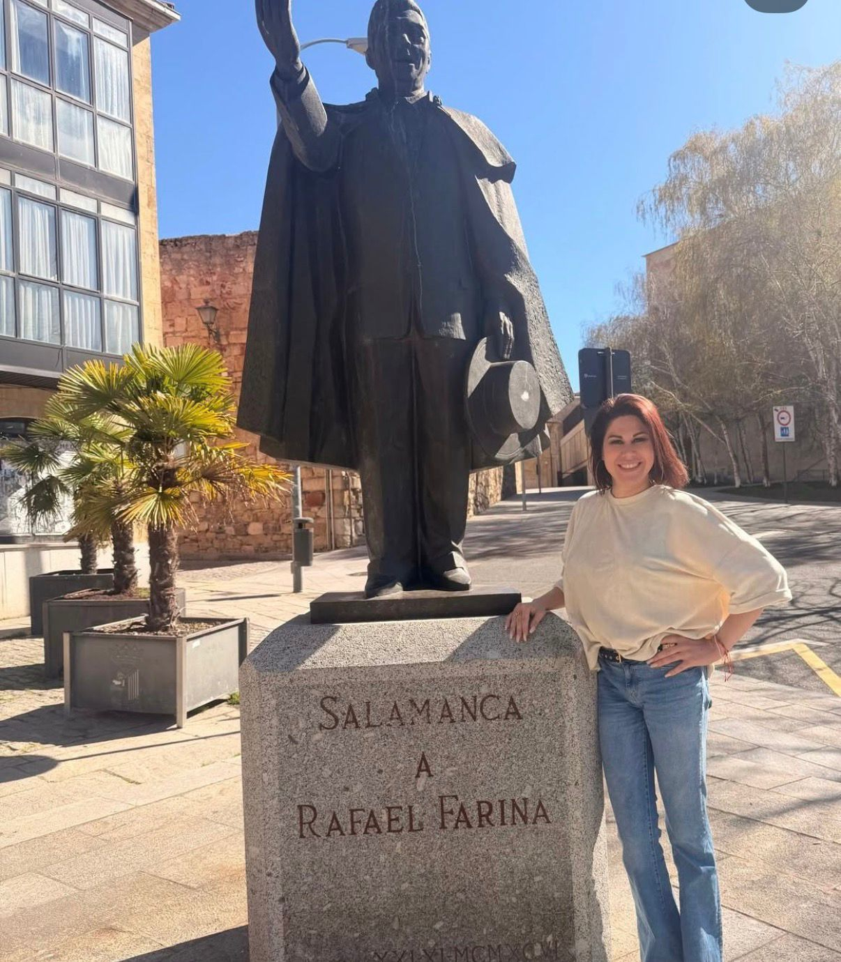 Tamara posa con la estatua de Rafael Farina en Salamanca
