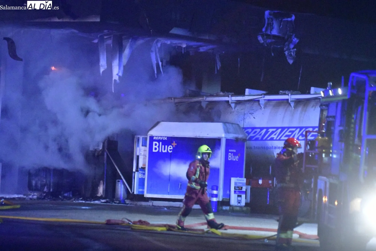 Foto 4 - V&Iacute;DEO y FOTOS | Un cami&oacute;n se incendia mientras repostaba en la gasolinera de El Salto en Valdecarpinteros