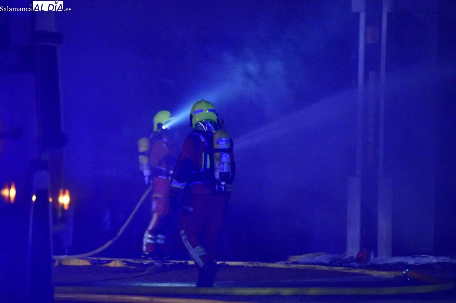Foto 6 - V&Iacute;DEO y FOTOS | Un cami&oacute;n se incendia mientras repostaba en la gasolinera de El Salto en Valdecarpinteros