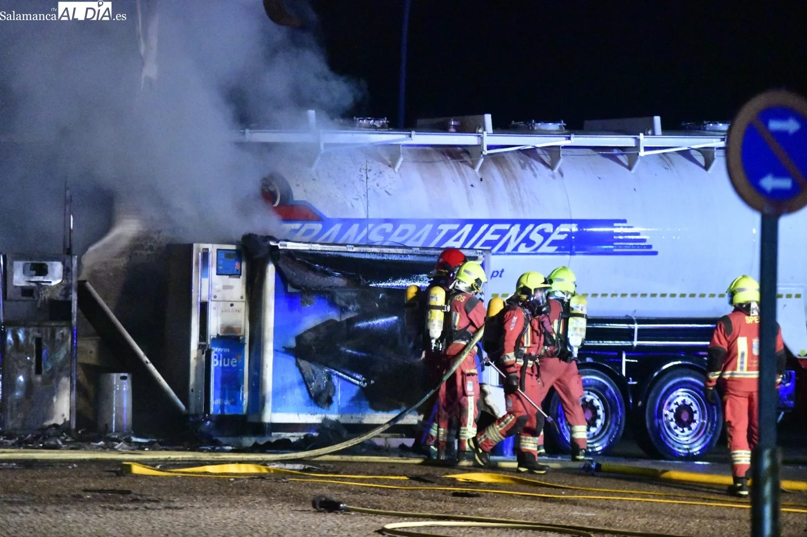 Foto 3 - V&Iacute;DEO y FOTOS | Un cami&oacute;n se incendia mientras repostaba en la gasolinera de El Salto en Valdecarpinteros