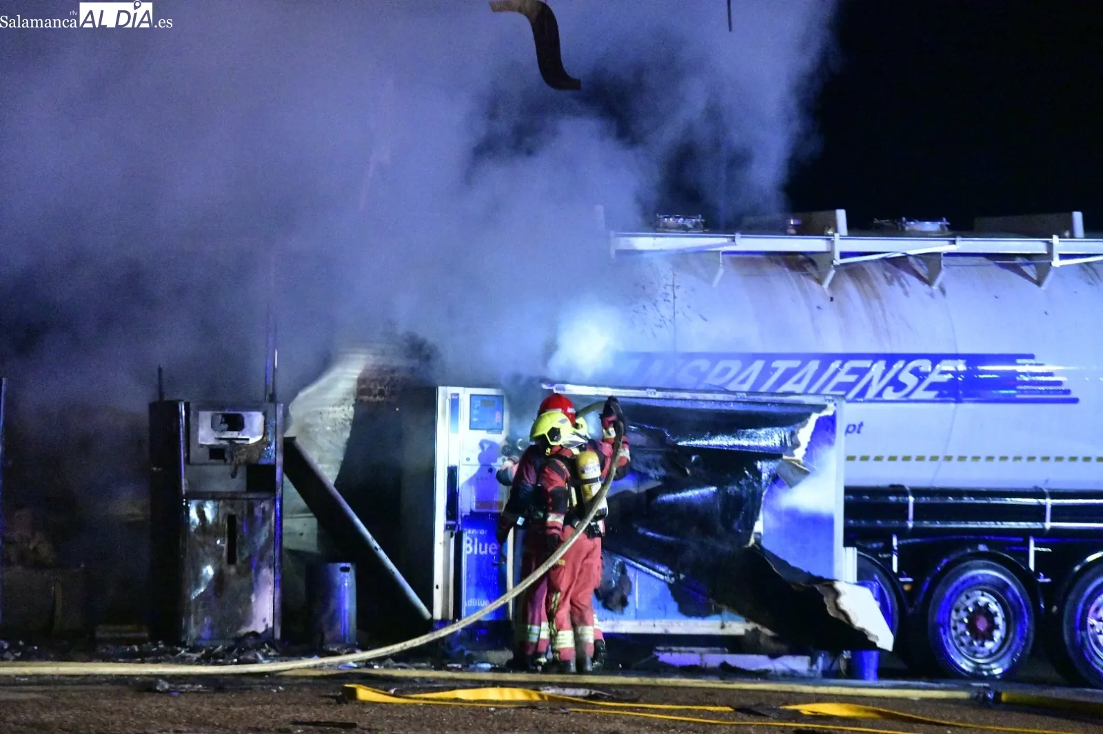 Foto 2 - V&Iacute;DEO y FOTOS | Un cami&oacute;n se incendia mientras repostaba en la gasolinera de El Salto en Valdecarpinteros