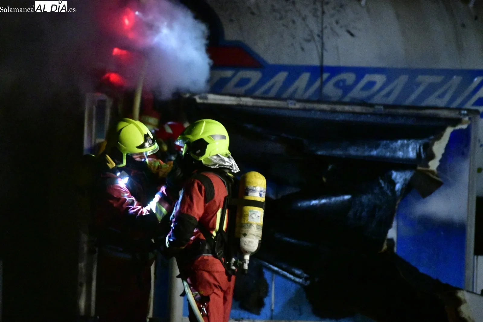 Foto 7 - V&Iacute;DEO y FOTOS | Un cami&oacute;n se incendia mientras repostaba en la gasolinera de El Salto en Valdecarpinteros