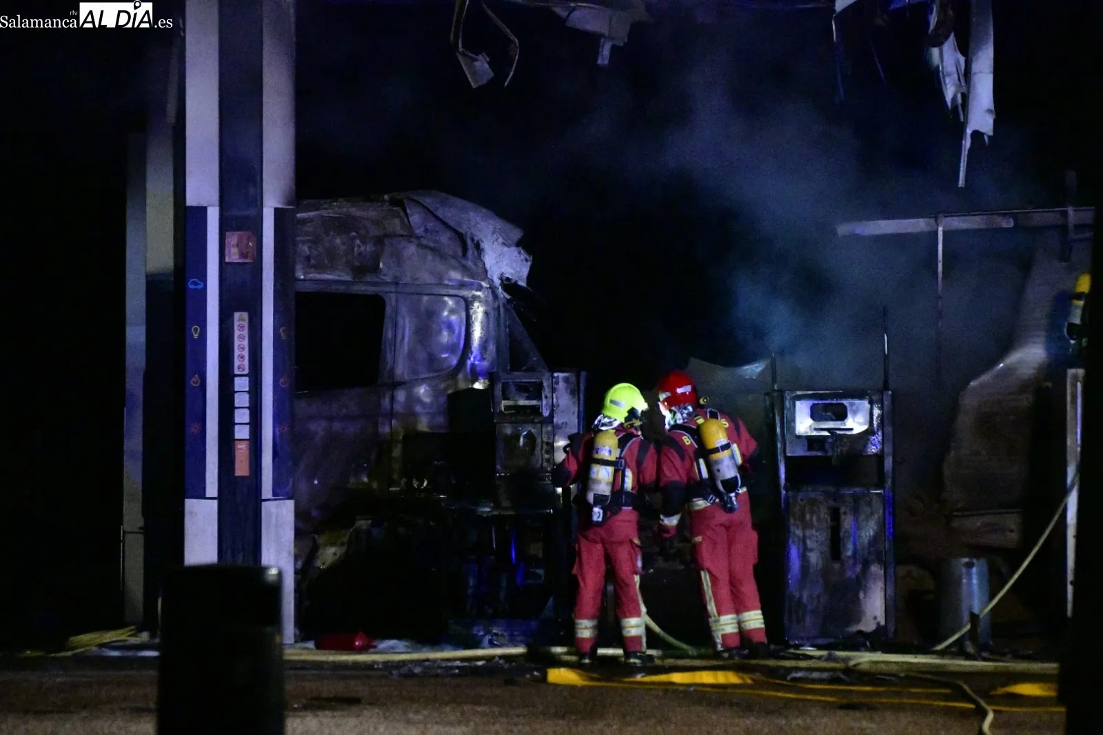 Foto 5 - V&Iacute;DEO y FOTOS | Un cami&oacute;n se incendia mientras repostaba en la gasolinera de El Salto en Valdecarpinteros