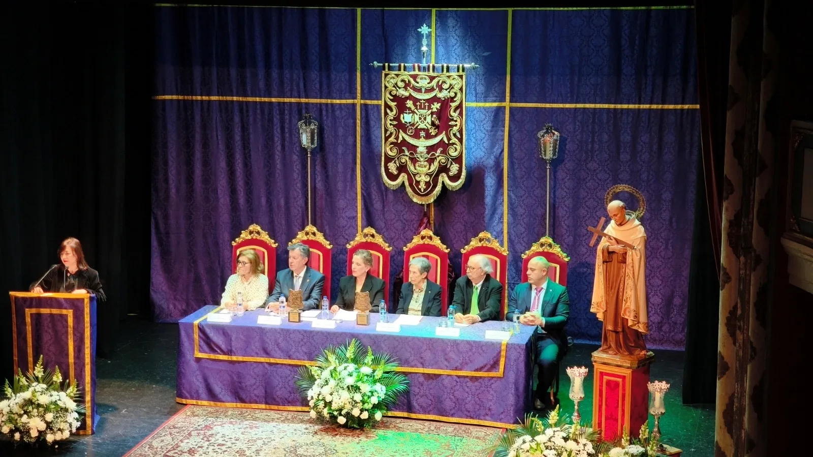 Foto 5 - Carmen Calzada pronuncia un reflexivo y aplaudido preg&oacute;n en Pe&ntilde;aranda: &ldquo;La Semana Santa es un viaje interior de dolor y esperanza&rdquo;