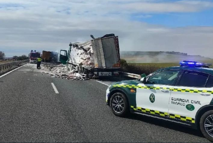 Cortada la A-62 hacia Salamanca por choque de camiones