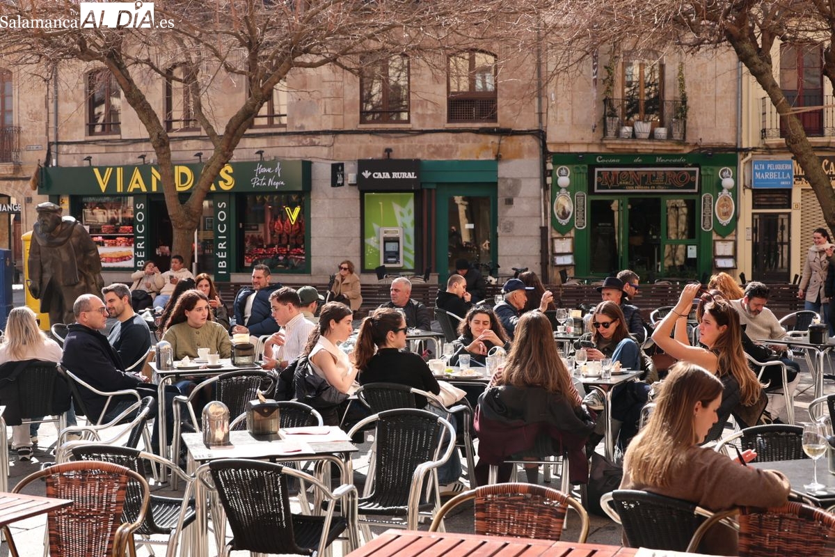 FOTOS | El buen tiempo anima el centro de Salamanca en este primer domingo de marzo